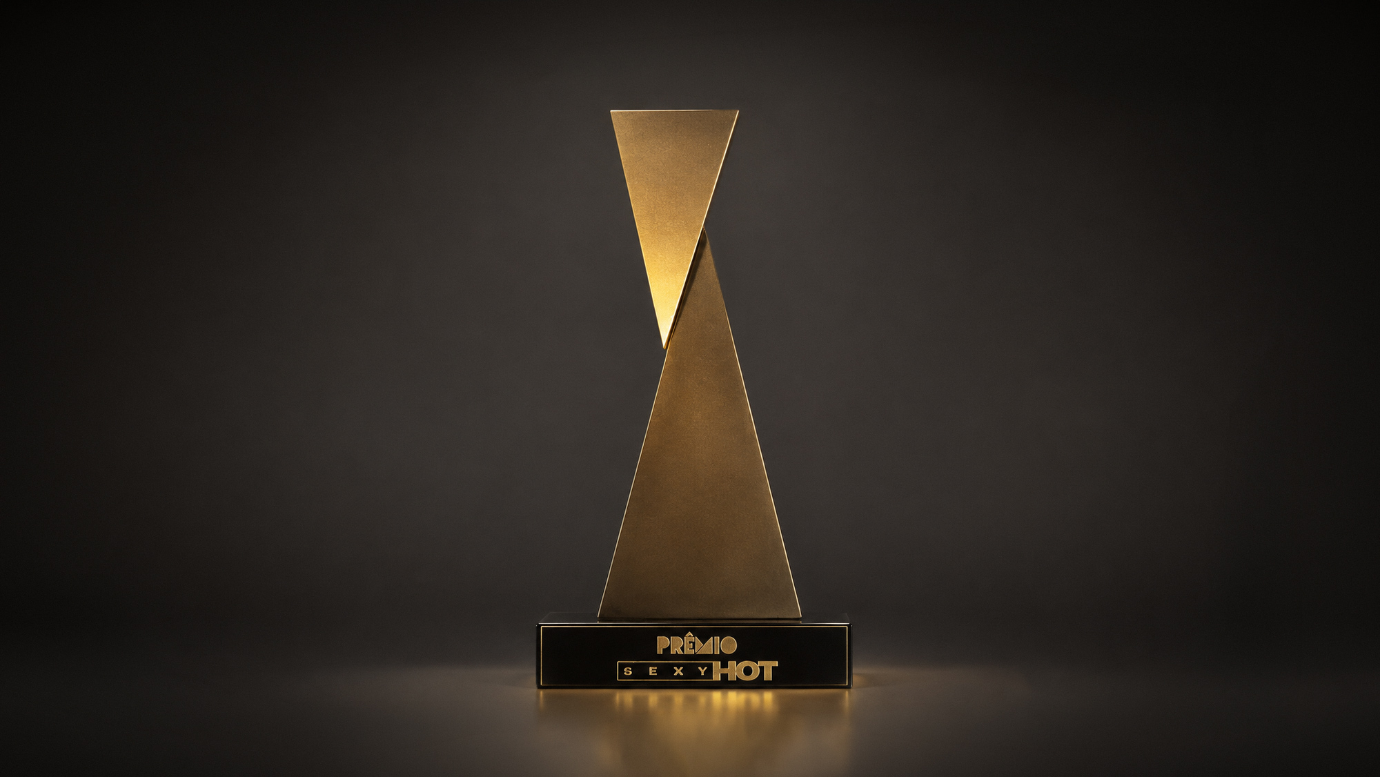 Trophy: two triangles meeting at a single point